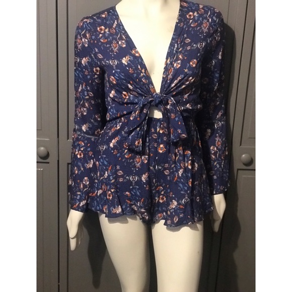 🆕Blue floral front tie long sleeved summer romper - Picture 2 of 6